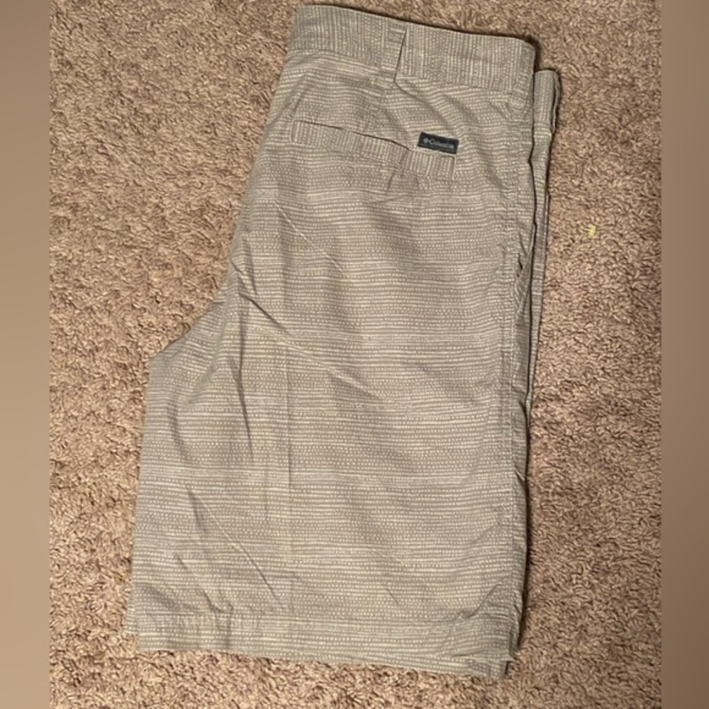 Columbia Men’s Tan Shorts 36W 10” Inseam